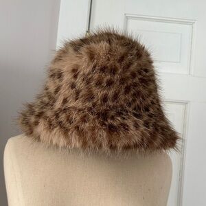 ANTHROPOLOGIE FUZZY FAUX FUR ANIMAL PRINT BUCKET HAT IN LEOPARD